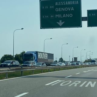 Scontro tra tre auto, due feriti e traffico autostradale in tilt