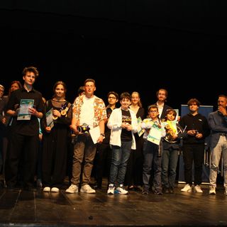 Foto di gruppo per i premiati, le autorità e i conduttori