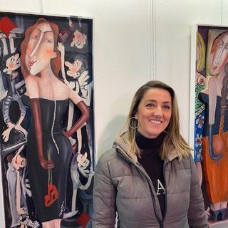 Patrizia D'Anna tra due sue opere