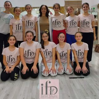 In piedi a sn Luna Rainero e la seconda da dx Sofia Maria Barmasse con al centro la docente Valeria Fiore