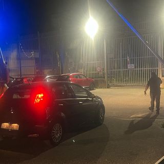 L'auto di servizio della direttrice arriva al carcere di Brissogne la notte tra il 16 e il 17 maggio