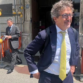 Luca Dovigo (sullo sfondo a sn) e l'avvocato Corrado Bellora escono da Palazzo di Giustizia dopo la lettura della sentenza