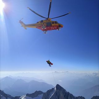 Atterraggio complesso di un elicottero, pilota soccorso dal 118
