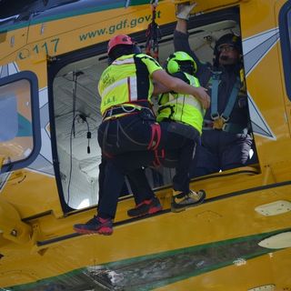 Doues, 19enne cade per 60 metri in una scarpata