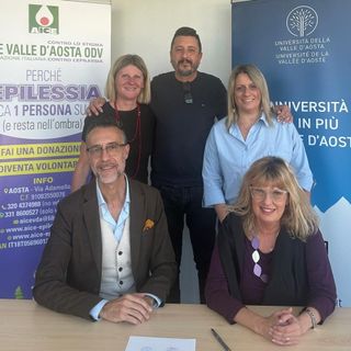 Nella foto di gruppo, da sn per AICE VdA ODV il Presidente Manuele Amateis, la simpatizzante Arabella Pezza, il volontario Erik Evolandro; per UNIVdA la docente di Didattica e Pedagogia speciale Nicole Bianquin e la Rettrice Manuela Ceretta