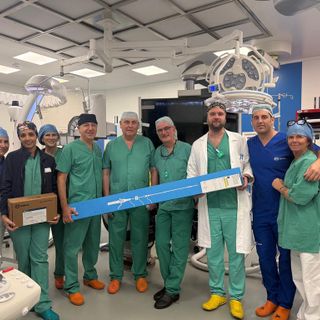 L'équipe medico-chirurgica in sala ibrida dopo l'intervento
