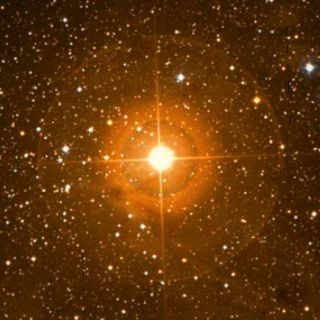 Mu Cephei (conosciuta anche come Erakis o la Stella Granata di Herschel) è una supergigante rossa nella costellazione di Cefeo. Credit: Digitized Sky Survey 2, Association of Universities for Research in Astronomy