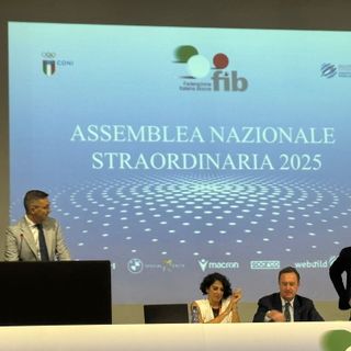 A sn Roberto Favre sul podio dell'assemblea elettiva per il suo primo intervento da Presidente