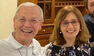 Alessandra Ferraro insieme a don Dante Carraro durante una indimenticabile serata al Circolo Valdostano della Stampa