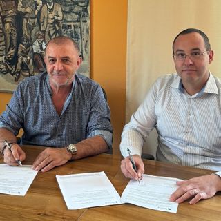 Claudio Latino e Davide Adolfo Ferrè alla firma dell'accordo