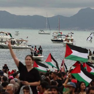 Global Sumud Flotilla, attacchi in mare e tensioni in piazza