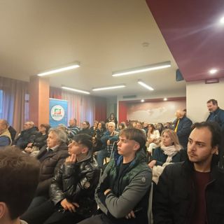 Sala gremita all'incontro organizzato dal gruppo consiliare di FI VdA