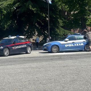 L'intervento delle Forze dell'ordine in piazza Manzetti