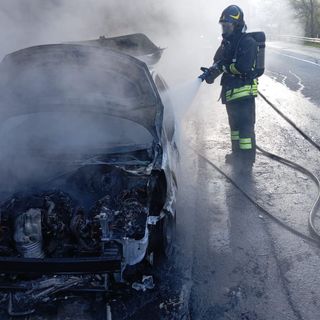 L'auto è stata completamente distrutta dalle fiamme (foto VV FF)