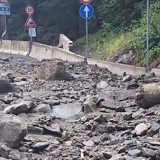 Frane sulla strada regionale di Cogne, un'auto bloccata; località isolata