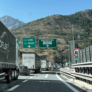 Temporaneo stop ai Tir al traforo del Fréjus: traffico pesante dirottato al Monte Bianco