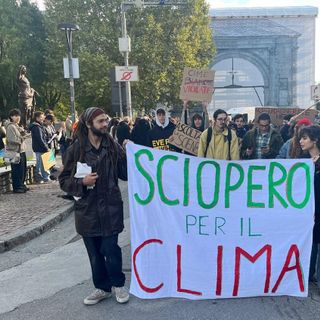 Ad Aosta il festoso ma agguerrito corteo degli studenti di Fridays for Future