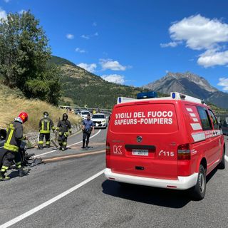 Scontro frontale tra due auto ad Allein, feriti due turisti svizzeri