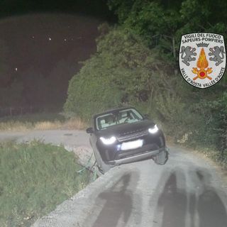 Aosta, fuoristrada...finito fuori strada recuperato dai Vigili del fuoco