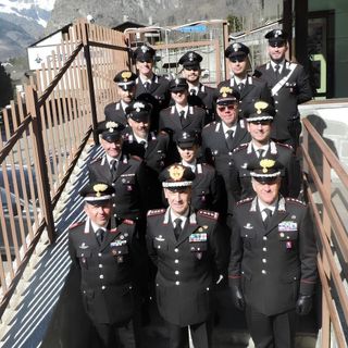 Il Generale dei carabinieri, Riccardo Galletta, con il TenCol Livio Propato e i militari della Stazione di Courmayeur