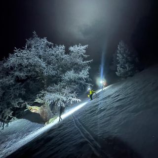 I soccorritori scendono a valle con l'escursionista
