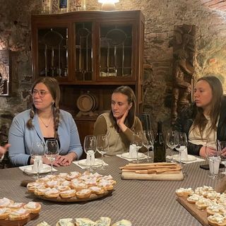 Da sn, Pietro Imbimbo Roullet, Jennyfer Lale Murix insieme a tre membri di Giovani Albergatori Adava