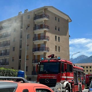 Incendio garage ad Aosta; evacuato condominio, strada chiusa e colpo di calore a un vigile