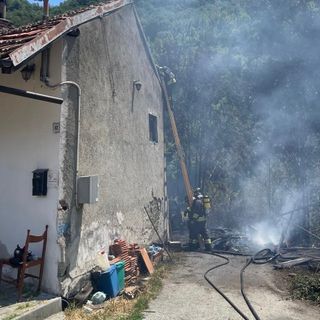 Chatillon, incendio coinvolge auto e abitazione