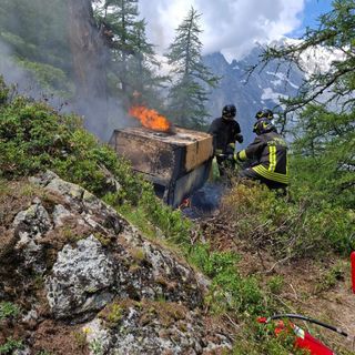 Courmayeur, domato l'incendio nel cantiere lungo una via alpina attrezzata