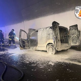 Auto in fiamme in galleria sull’A5 verso il Bianco