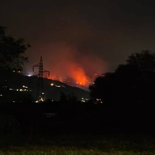 Notte di lotta contro le fiamme, nuovi rinforzi in arrivo