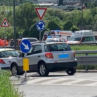 Auto contro Apecar sulla statale 26 alla rotatoria di Nus, due feriti