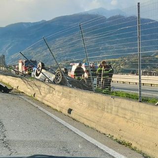 Auto si ribalta sull’A5 a Pollein: due feriti trasportati in Pronto soccorso