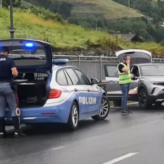 Scontro tra auto sulla statale 26 a Nus