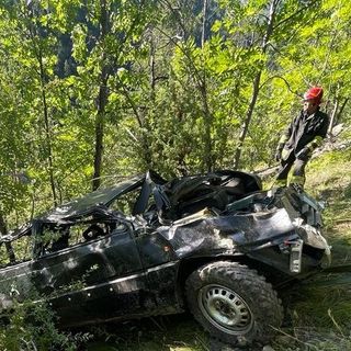 Fuoristrada finisce in scarpata a Roisan, tre feriti