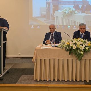 Da sn Mons. Giuliano Giuseppe, Vescovo di Lucera; il professor Aldo Bova, presidente del Forum nazionale delle Associazioni Sociosanitarie; il dottor Antonio Falcone, vicepresidente per il sud Italia e vicario Associazione Medici Cattolici Italiani- Amci; Don Isodoro Mercuri Giovinazzo, presidente nazionale Associazione Italiana di Pastorale Sanitaria -AIPaS