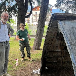 Marco Jaccond accanto alla sua opera durante il lavoro di ripulitura