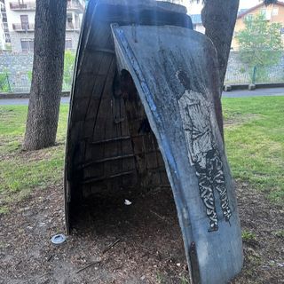 'Bimbi fate pipì nel vespasiano...', ma è una scultura dei 'Jolies Coins' di Aosta