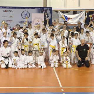 Foto di gruppo per atleti e maestri partecipanti al Memorial Politano