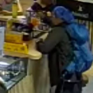 Un fotogramma (volto sfocato) di una videocamera di sorveglianza che ha registrato i movimenti del presunto ladro