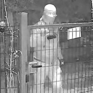 Uno degli scassinatori ripreso da una videocamera di sorveglianza privata