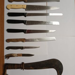 I coltelli e la roncola sequestrati all'uomo