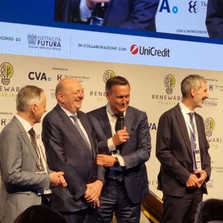 Il Presidente della Giunta, Renzo Testolin; il presidente di Cva, Marco Cantamessa; il ministro dell'Ambiente e della sicurezza energetica, Gilberto Pichetto Fratin, l'Au di Cva, Giuseppe Argirò, il direttore di Cva, Enrico De Girolamo ed Enrico Letta sul palco di Renewable Thinking