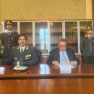 Da sn il colonello Luca Bonatesta e il procuratore della Corte dei conti della Valle d'Aosta, Quirino Lorelli