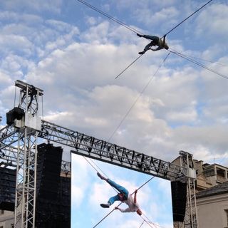Andrea Loreni cammina nel cielo sopra piazza Chanoux (cliccare sull'immagine per avviare la mini gallery)