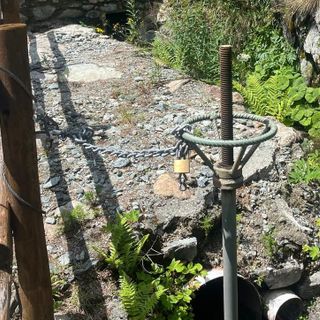 Champdepraz; a Chèvrere l'acqua è sorvegliata speciale; lucchetti alle paratoie e due CMF stanno a guardare