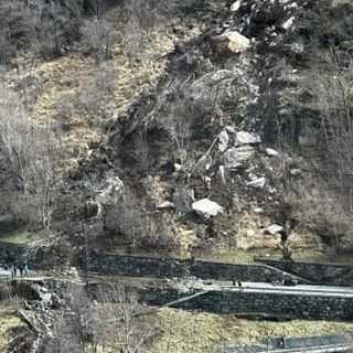 Frana di massi, chiusa nuovamente la regionale 44 della Valle del Lys