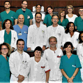 Il professo Salizzoni (al centro) con lo staff medico al completo