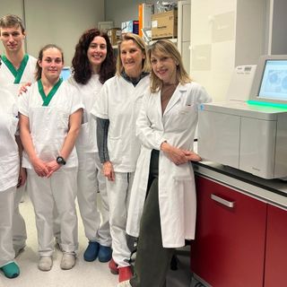 Da sn i tecnici di laboratorio Franca Bianchi, Nicolas Charbonnier, Martina Zanoni; le biologhe molecolari Florida Damasco e Francesca Borney; la dottoressa Patrizia Falcone, Direttrice Medicina di Laboratorio