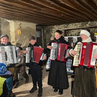 Un momento gioioso in una delle tante Veillà organizzate in Valle (cliccare sull'immagine per avviare la gallery)
